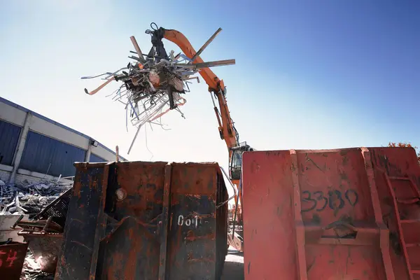 Greifer Sortieren Und Verschieben Metalle Schrottcontainer — Stockfoto