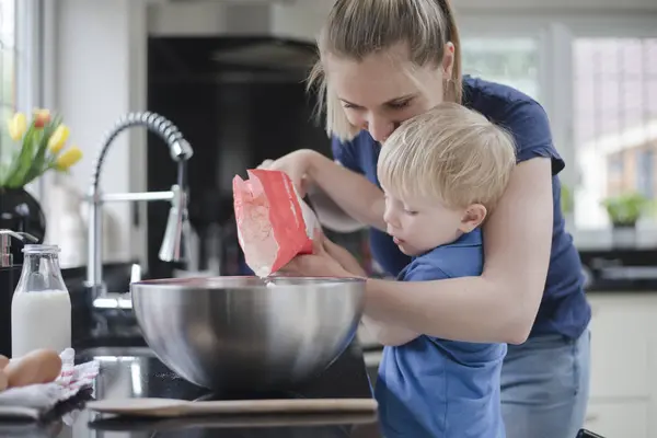 Mother Helping Son Bake Cake — Stock Photo, Image