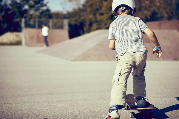 Menino Skate Capacete Parque — Fotografia de Stock