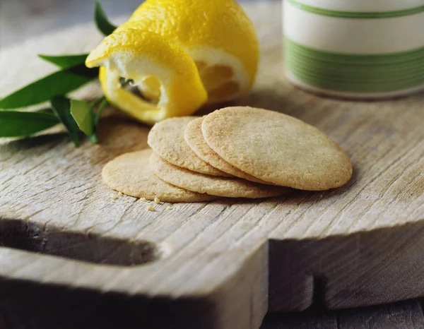 Lemon Shortbread Thins Vintage Wooden Cutting Board — Stock Photo, Image