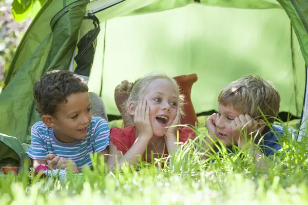 Três Crianças Deitadas Conversando Tenda Jardim — Fotografia de Stock