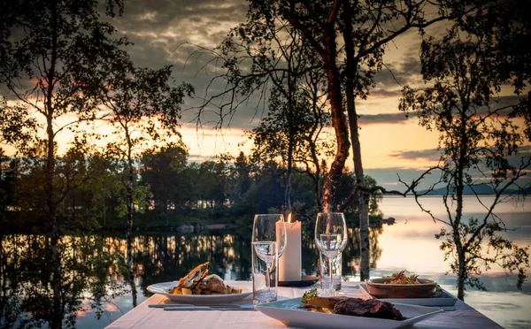 テーブル セット ディナー 屋外のアヤプローグ スウェーデンのラップランド — ストック写真