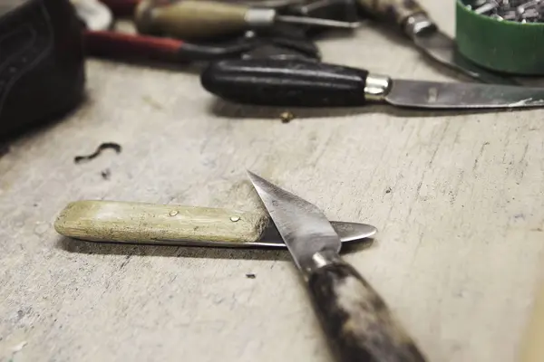 Detailní Záběr Nožů Lavičce Boty Tvůrci Workshop — Stock fotografie