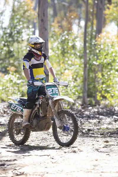 Mladý Muž Motocross Racer Stojící Zároveň Koních Lesem — Stock fotografie