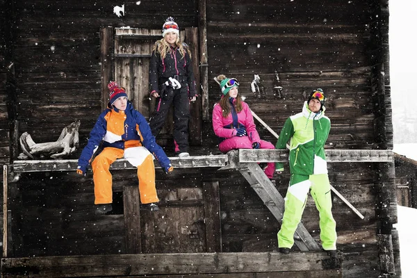 Vier Freunde Skibekleidung Vor Dem Chalet — Stockfoto