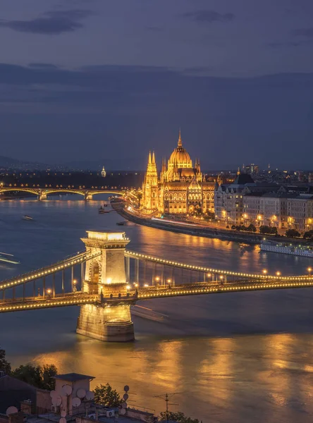 Odległy Widok Parlamentu Mostu Łańcuchowego Dunaju Nocy Węgry Budapeszt — Zdjęcie stockowe
