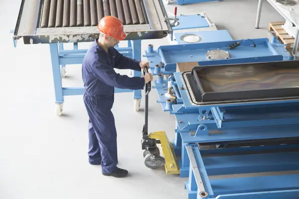 Trabajador Que Usa Gato Paleta Manual Planta Industrial — Foto de Stock