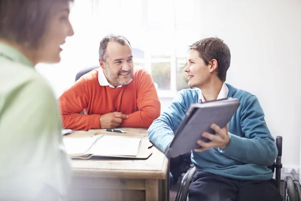 Mann Rollstuhl Büro Zeigt Kollegen Lächelnd Digitales Tablet — Stockfoto