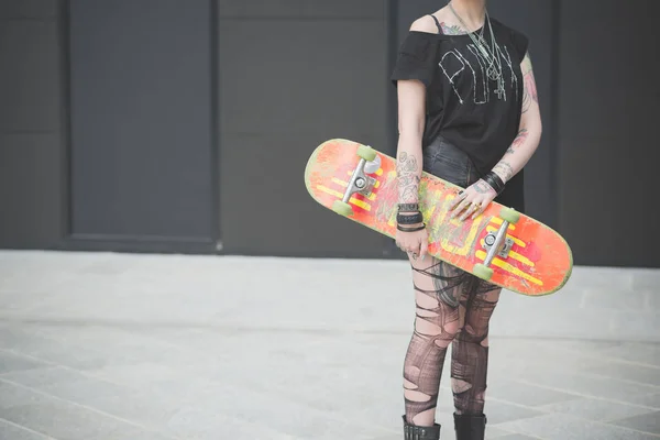 Oříznout Záběr Mladých Žen Punk Držení Skateboardu — Stock fotografie