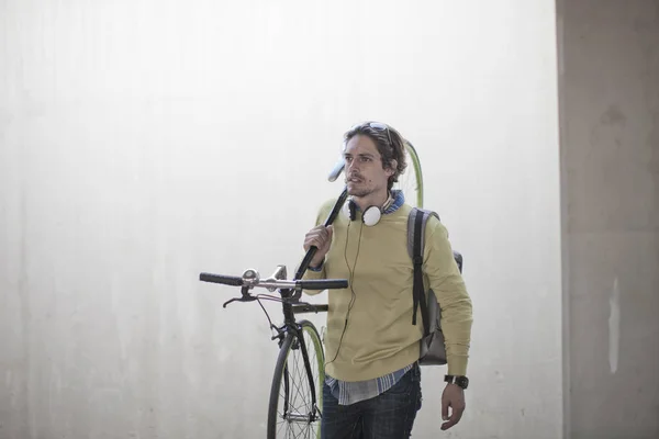 中年男子携带自行车通过城市地下通道 — 图库照片