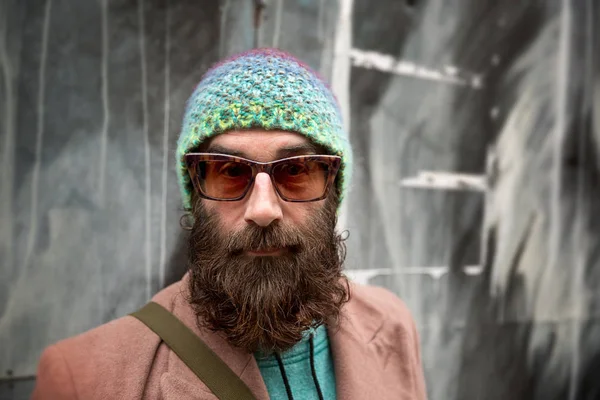 Retrato Homem Maduro Barbudo Com Gorro Óculos Sol — Fotografia de Stock