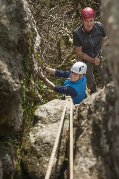 Two People Rock Climbing — Stock Photo, Image