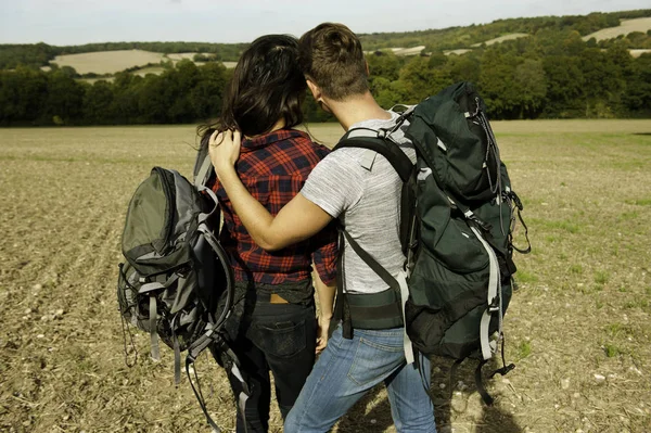 Vue Arrière Couple Romantique Jeunes Randonneurs Sur Terrain Great Missenden — Photo