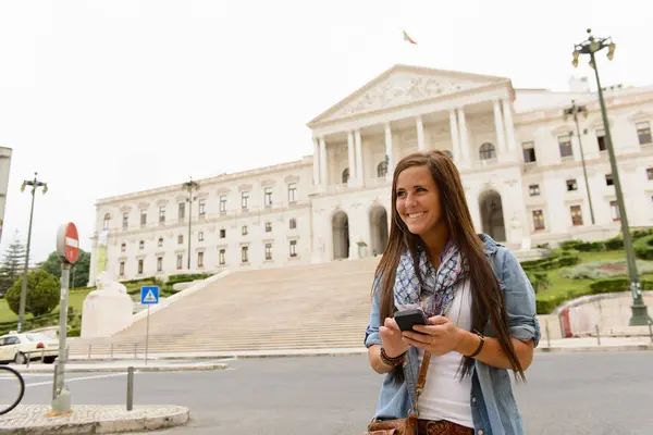 Kadın Turist Palicio Sao Bento Lizbon Portekiz Dışında Smartphone Kullanarak — Stok fotoğraf