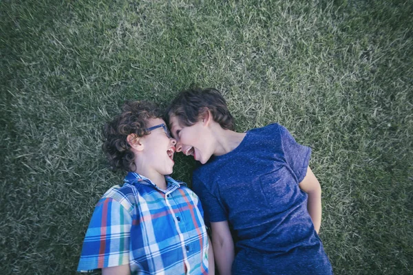 Dos Chicos Cara Cara Hierba Del Jardín — Foto de Stock