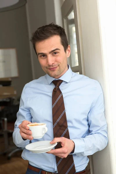 Volwassen Man Draagt Shirt Stropdas Met Kopje Koffie — Stockfoto