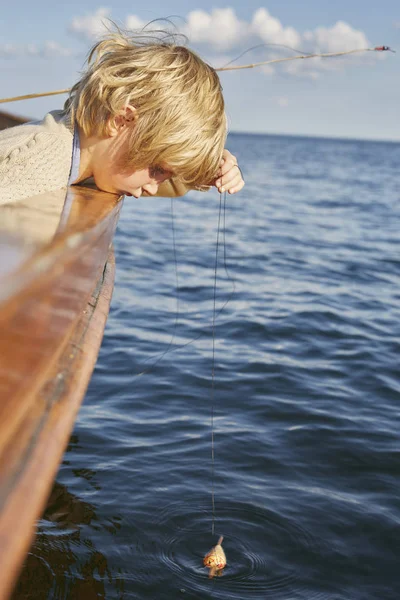 Chico Colgando Flotador Pesca Barco Océano Azul —  Fotos de Stock