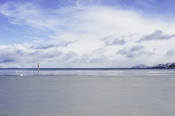 Lago Tahoe Montanhas Sob Céu Nublado Inverno — Fotografia de Stock