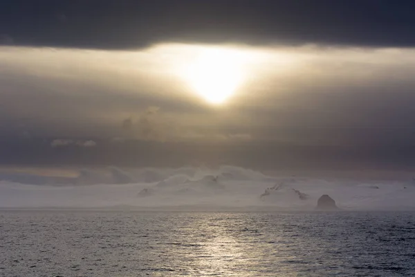 Nubes Bajas Sobre Icebergs Canal Lemaire Antártida —  Fotos de Stock