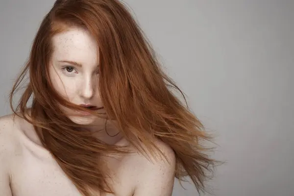 吹きさらしの髪の若い女性の肖像画 — ストック写真