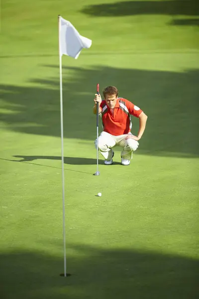 Front View Golfer Crouching Front Golf Flag Strategy — Stock Photo, Image