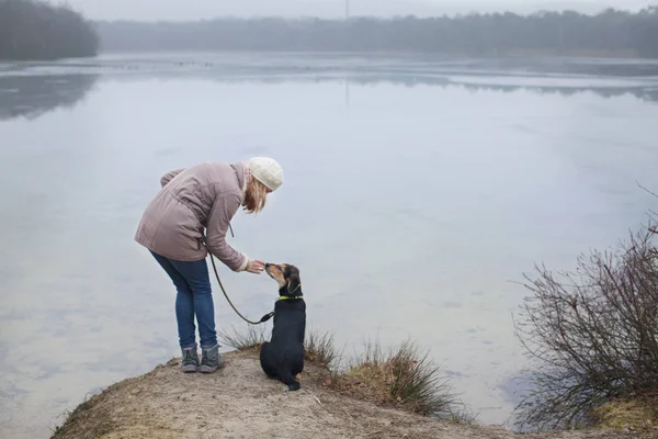 Mujer Adulta Acariciando Perro Orilla Del Río — Foto de Stock