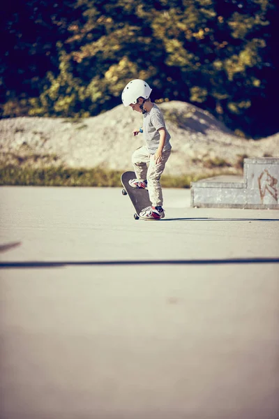 Mały Chłopiec Kasku Skateboarding Parku — Zdjęcie stockowe