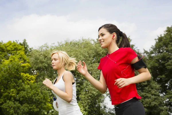 Kobiety Biegające Parku — Zdjęcie stockowe