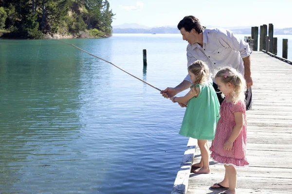 Homme Mûr Deux Petites Filles Pêche Jetée Nouvelle Zélande — Photo