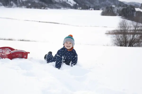 Jongen Spelen Zijn Rodelbaan Sneeuw — Stockfoto