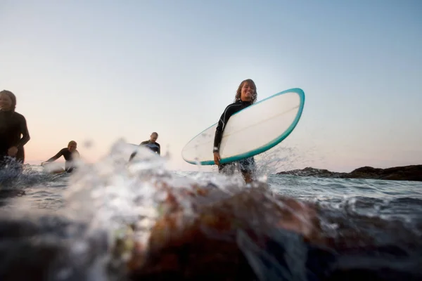 Quatro Pessoas Com Pranchas Surf Água — Fotografia de Stock