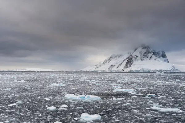 Icebergs Sous Ciel Orageux Canal Lemaire Antarctique — Photo