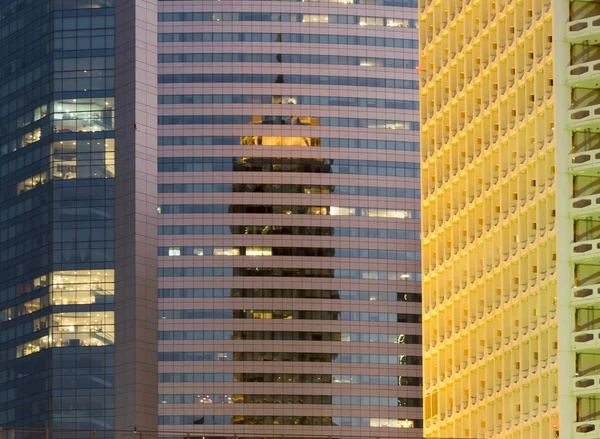 夕暮れダウンタウン ドバイにモダンな建物を反映して超高層ビル — ストック写真