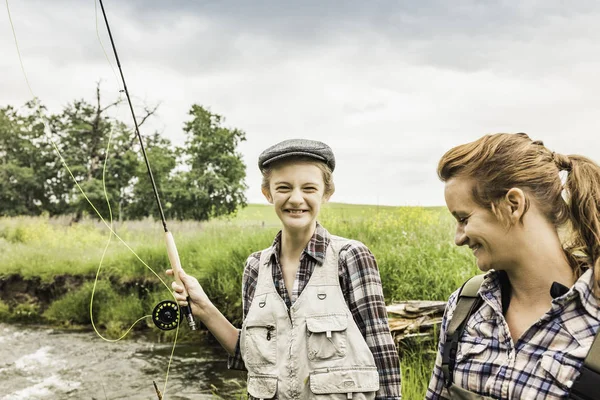 Mother Daughter River Holding Fishing Rods Smiling — Stock Photo, Image