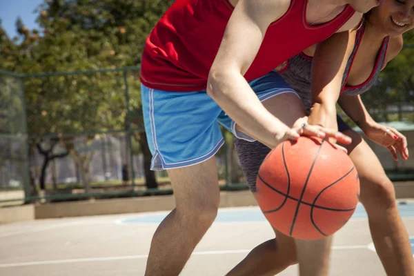 Junges Paar Übt Basketball Auf Dem Platz — Stockfoto
