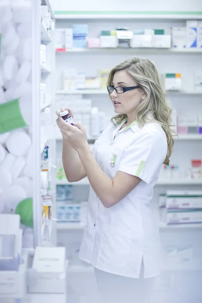 Farmaceuta Patrząc Pudełko Leków — Zdjęcie stockowe