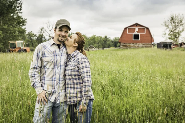 Couple Farm Tall Grass Looking Camera Smiling Kiss Cheek — Stock Photo, Image
