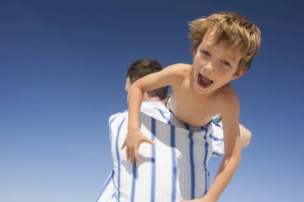 Ragazzo Trasportato Padri Spalla Contro Cielo Blu — Foto Stock