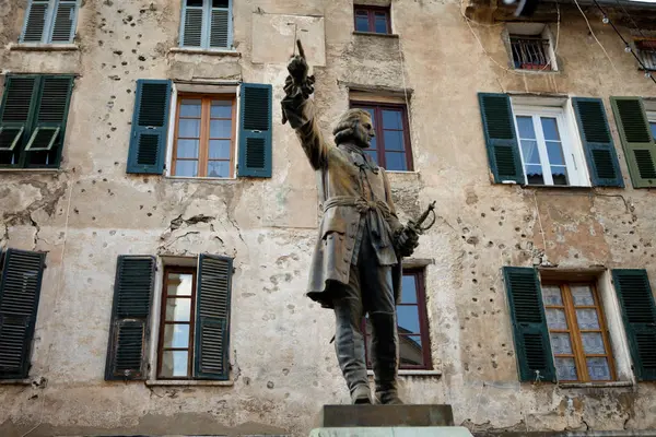 Ornate statue by apartment building — Stock Photo, Image