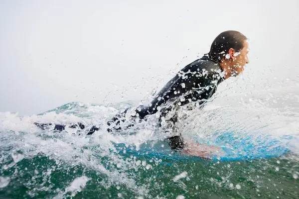 海の波 Boobys コーンウォール イングランドをサーフィン水泳の衣装の男 — ストック写真