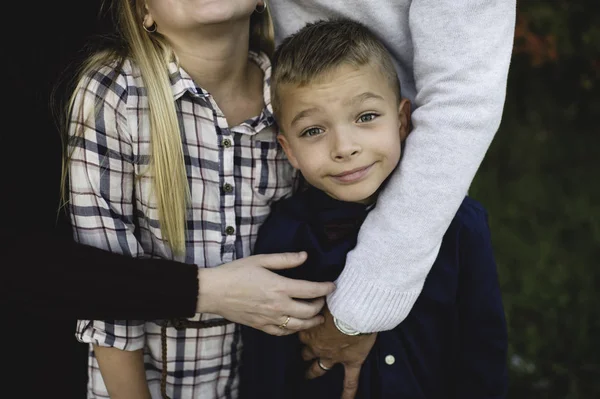 Vista Recortada Los Padres Abrazando Hermano Hermana — Foto de Stock