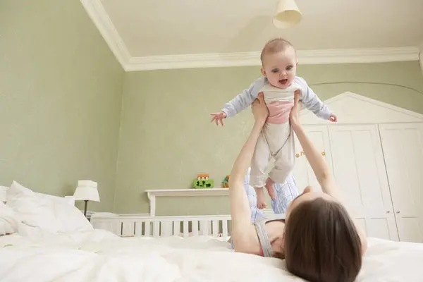 Kvinnor Som Ligger Sängen Hålla Upp Baby Dotter — Stockfoto