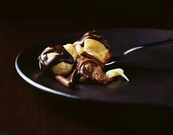 Choklad Täckt Profiteroles Och Sked Choklad Mus Tallrik — Stockfoto