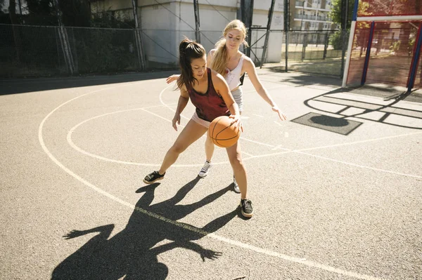 Дві Баскетболістки Практикують Баскетбольному Майданчику — стокове фото