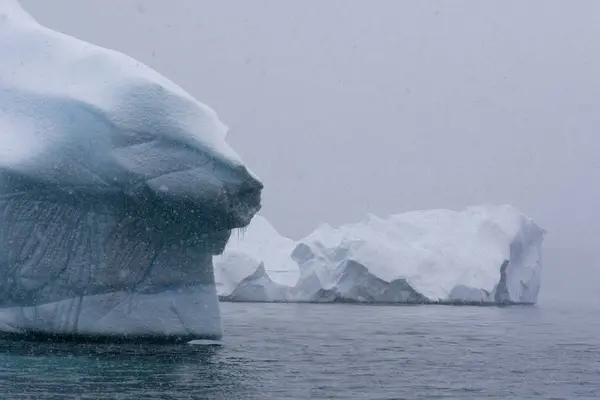 Icebergs Sob Céu Tempestuoso Canal Lemaire Antártida — Fotografia de Stock