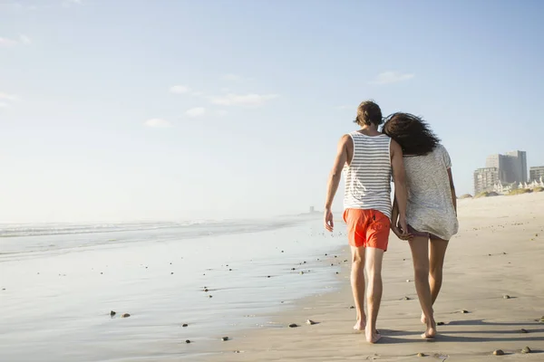 Vista Trasera Pareja Joven Romántica Paseando Por Playa — Foto de Stock