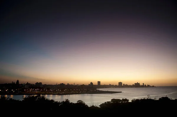 Urban skyline against sunset — Stock Photo, Image