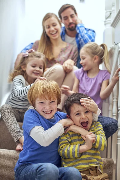 Pais Felizes Crianças Sentadas Escada — Fotografia de Stock