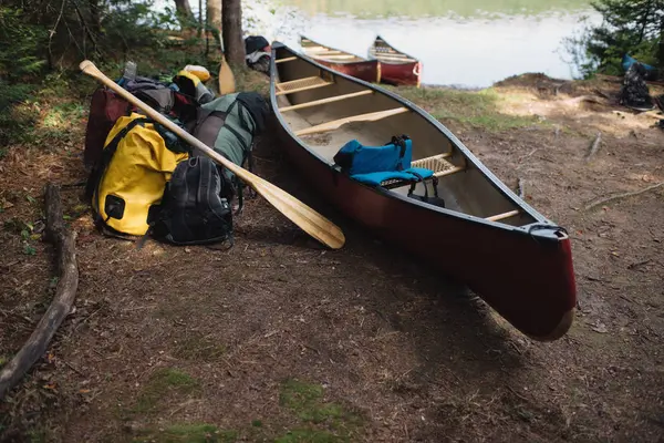 独木舟和野营设备在湖旁边 — 图库照片