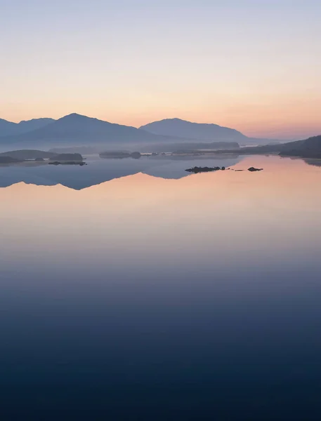 Montañas Reflejadas Lago Inmóvil Durante Atardecer —  Fotos de Stock